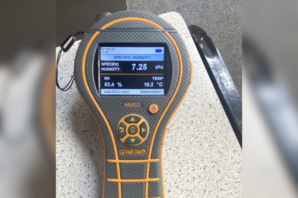 Protimeter MMS3 displaying relative humidity of 63.4% and specific humidity of 7.25 g/kg during indoor moisture assessment.